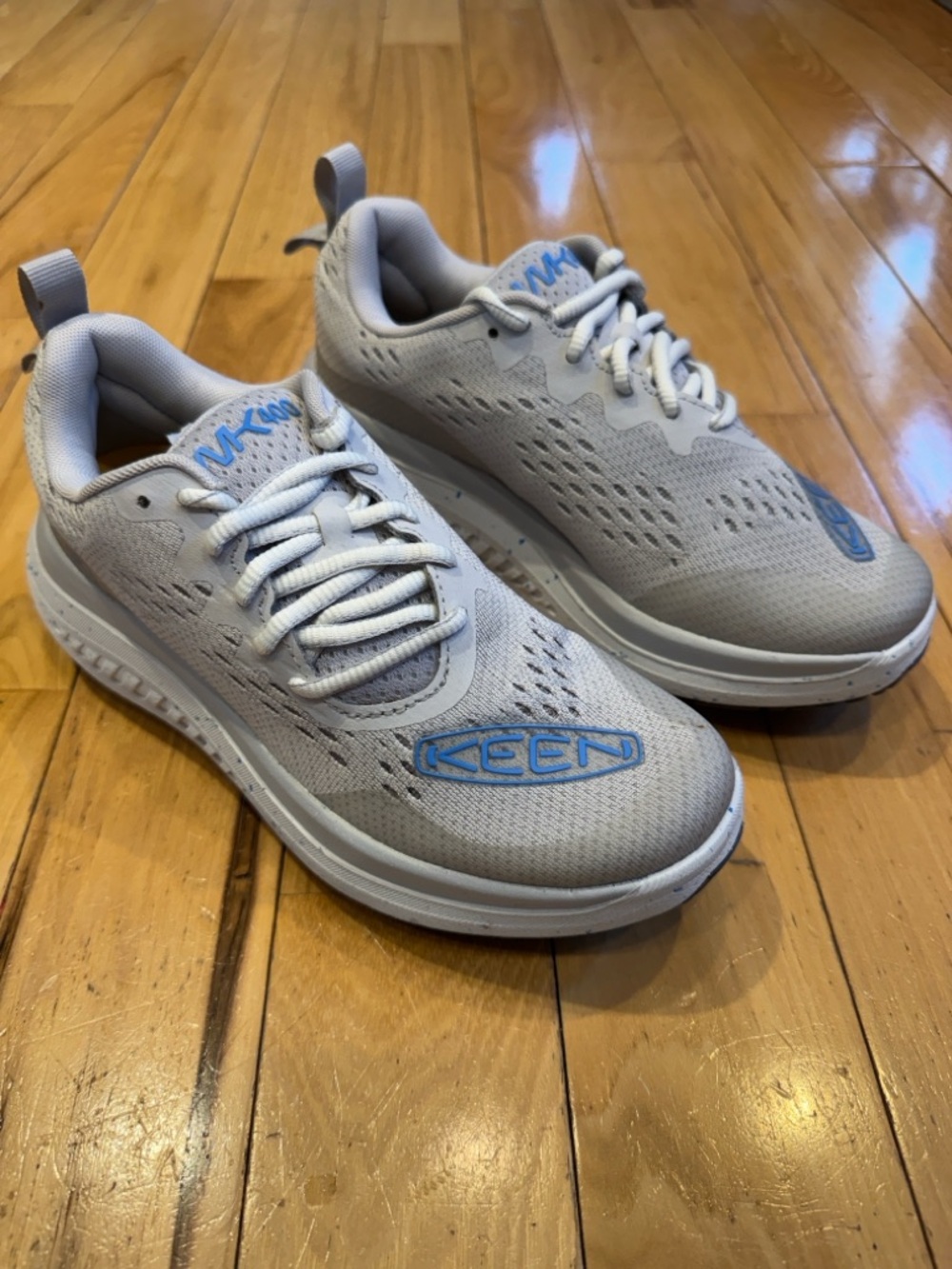 NWT Keen WK400 size 6.5 Light Gray Athletic Sneakers with Blue Logo Accents